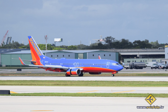 Boeing 737-8H4